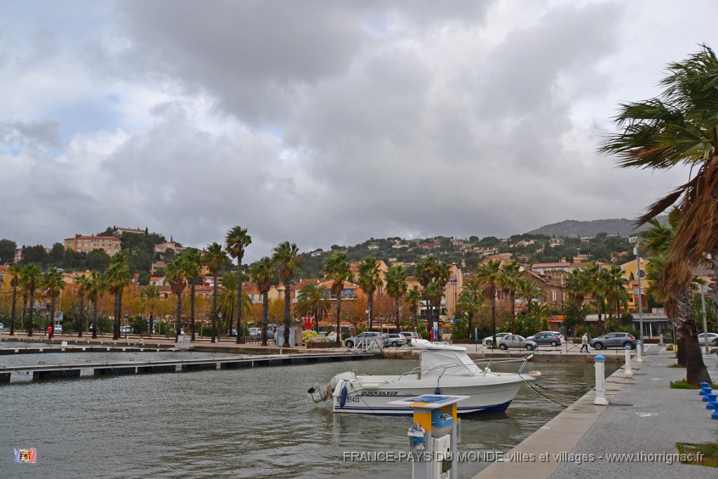 Bormes les mimosas 3.JPG - Le port.  Le 05 décembre 2014 sous la pluie.